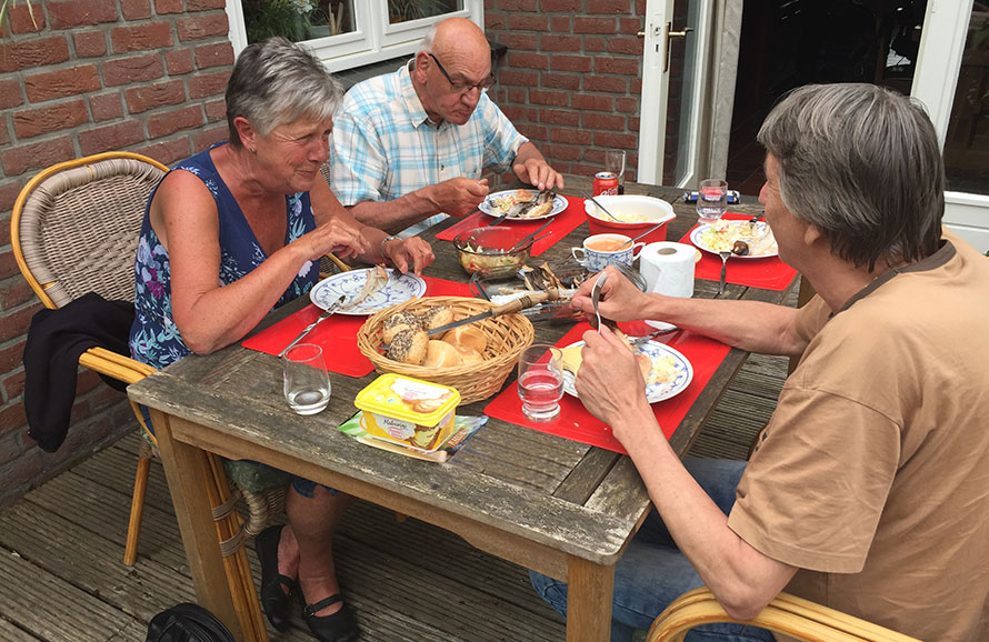 Rookoven tafelmodellen heerlijk gerookte vis eten op het terras